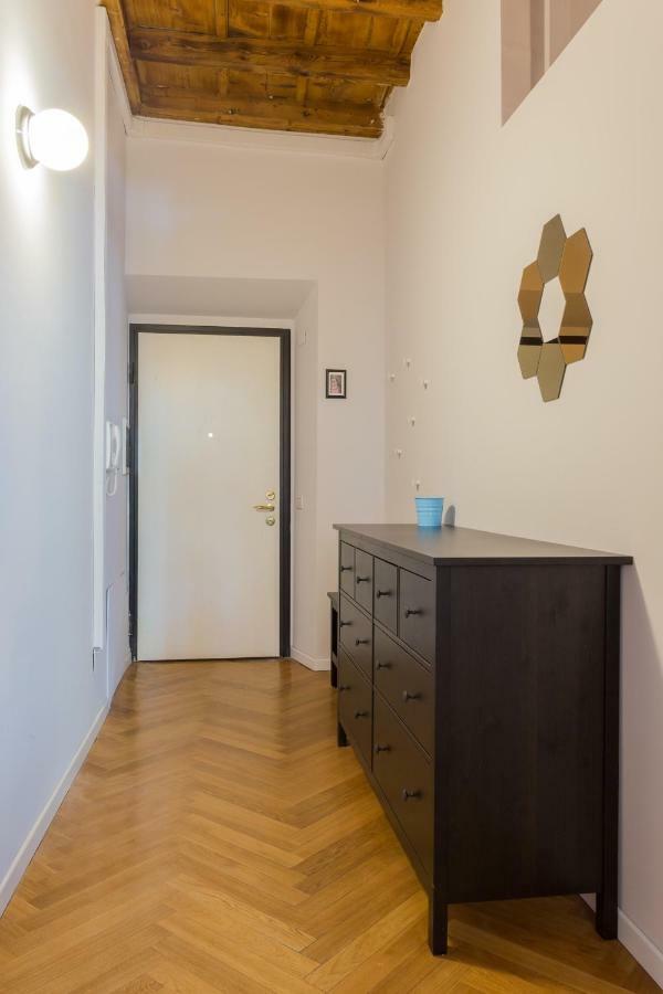 Cosy Apartment 2 Minutes From Duomo Милан Экстерьер фото