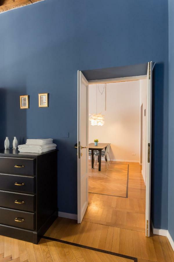 Cosy Apartment 2 Minutes From Duomo Милан Экстерьер фото