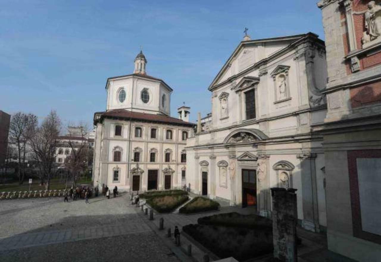 Cosy Apartment 2 Minutes From Duomo Милан Экстерьер фото